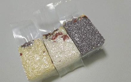 真空包裝袋為增加其性能通常采用多種材質(zhì)復合而成，常見的復合方法有：干法復合、擠出復合、共擠出復合、無溶劑復合、涂布復合、蒸鍍復合、熱熔膠復合等。其中干法復合是國內(nèi)復合真空包裝袋材料生產(chǎn)中應用較為廣泛的，那么，真空包裝袋為什么大多采用干法復合？