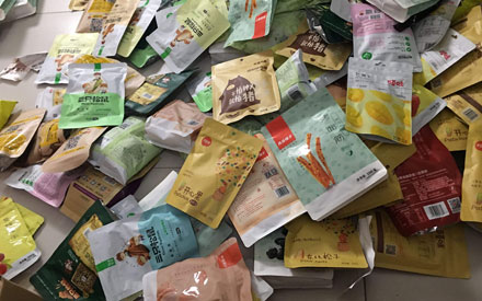 三只松鼠、良品鋪?zhàn)硬捎玫氖悄姆N食品包裝袋？
